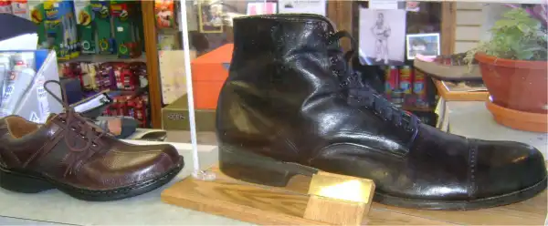 New update the side of shoe of the world Tallest man ever increase